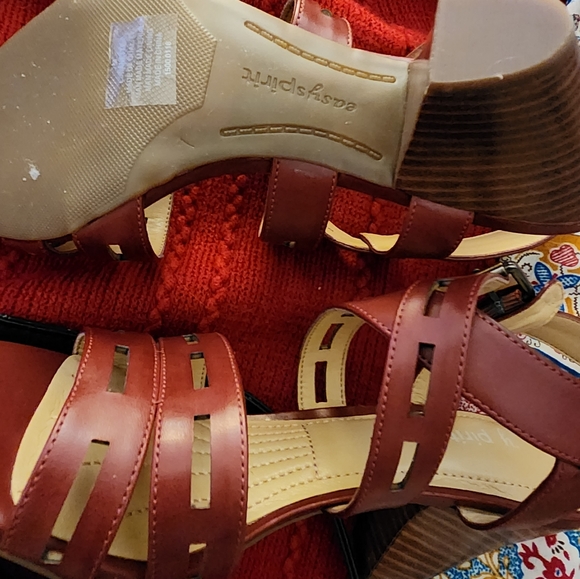 Ladies leather sandals with modest block heel - Picture 2 of 4